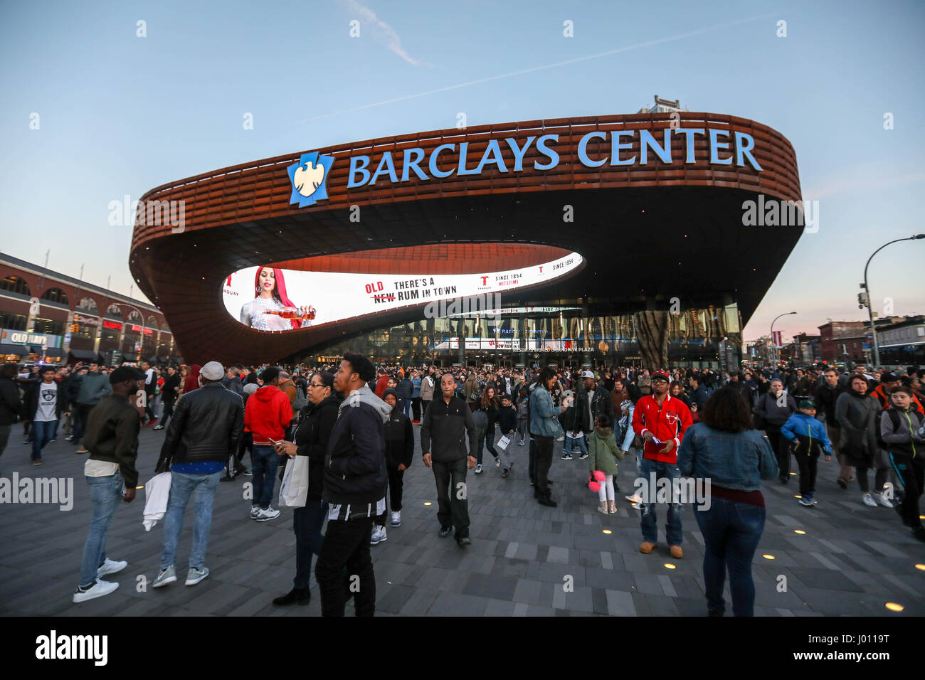 New York, Stati Uniti. 08 apr, 2017. NEW YORK, Stati Uniti d'America - 8 aprile: Vista della Barclays Center dove il confronto tra reti di Brooklyn e Chicago Bulls avviene a Brooklyn, New York il 8 aprile 2017 (Foto: William Volcov Brasile Photo Press) Credito: Brasile Photo Press/Alamy Live News Foto Stock