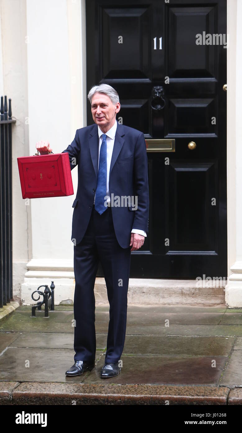 Phillip Hammond lascia 11 di Downing Street per consegnare il suo discorso budget con: Phillip Hammond dove: Londra, Regno Unito quando: 08 Mar 2017 Foto Stock