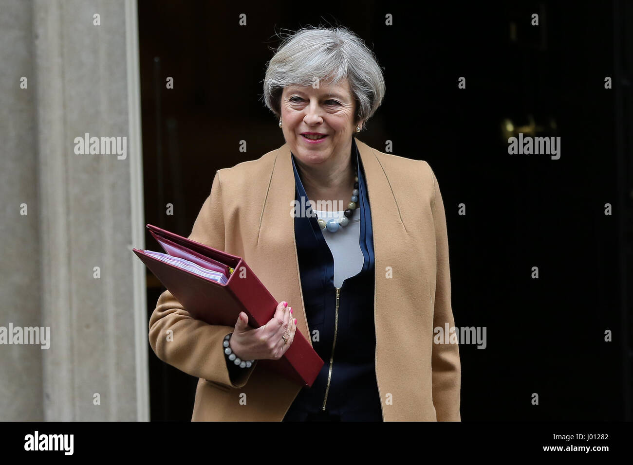 Il primo ministro Theresa Maggio lascia Downing Street per il primo ministro di domande con: Theresa Maggio dove: Londra, Regno Unito quando: 08 Mar 2017 Foto Stock