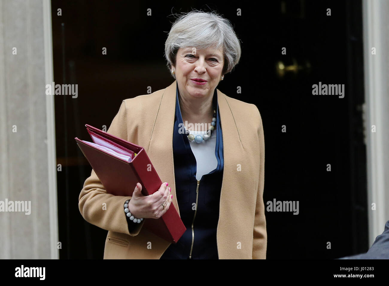 Il primo ministro Theresa Maggio lascia Downing Street per il primo ministro di domande con: Theresa Maggio dove: Londra, Regno Unito quando: 08 Mar 2017 Foto Stock