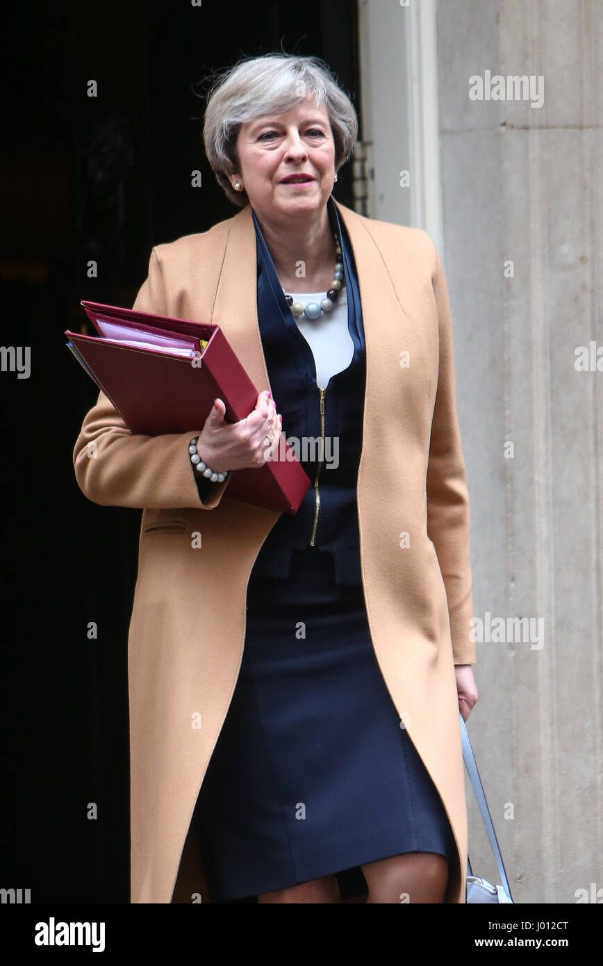 Il primo ministro Theresa Maggio lascia 10 di Downing Street per partecipare PMQ alla House of Commons con: Theresa Maggio MP Dove: Londra, Regno Unito quando: 08 Mar 2017 Foto Stock