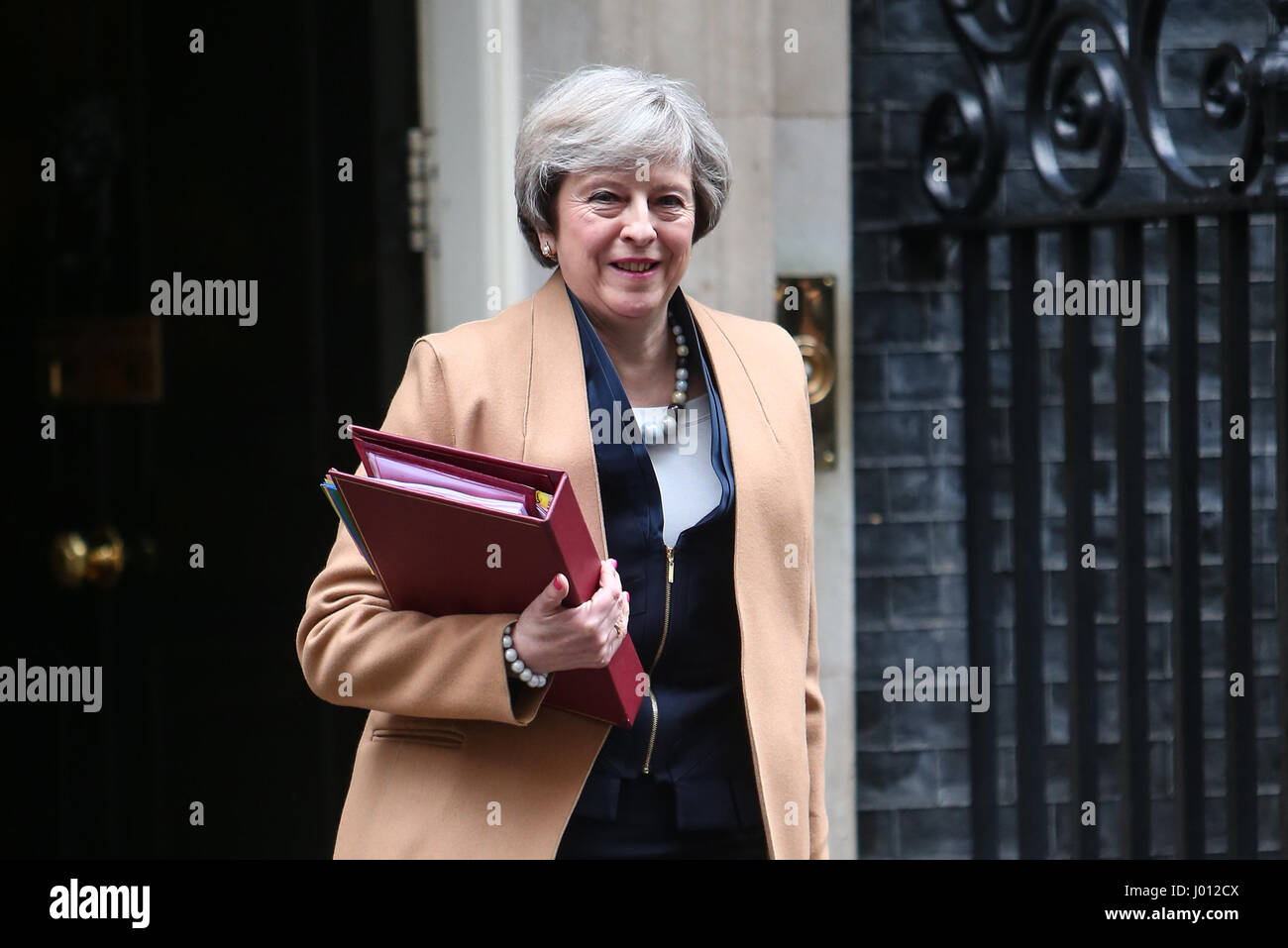 Il primo ministro Theresa Maggio lascia 10 di Downing Street per partecipare PMQ alla House of Commons con: Theresa Maggio MP Dove: Londra, Regno Unito quando: 08 Mar 2017 Foto Stock