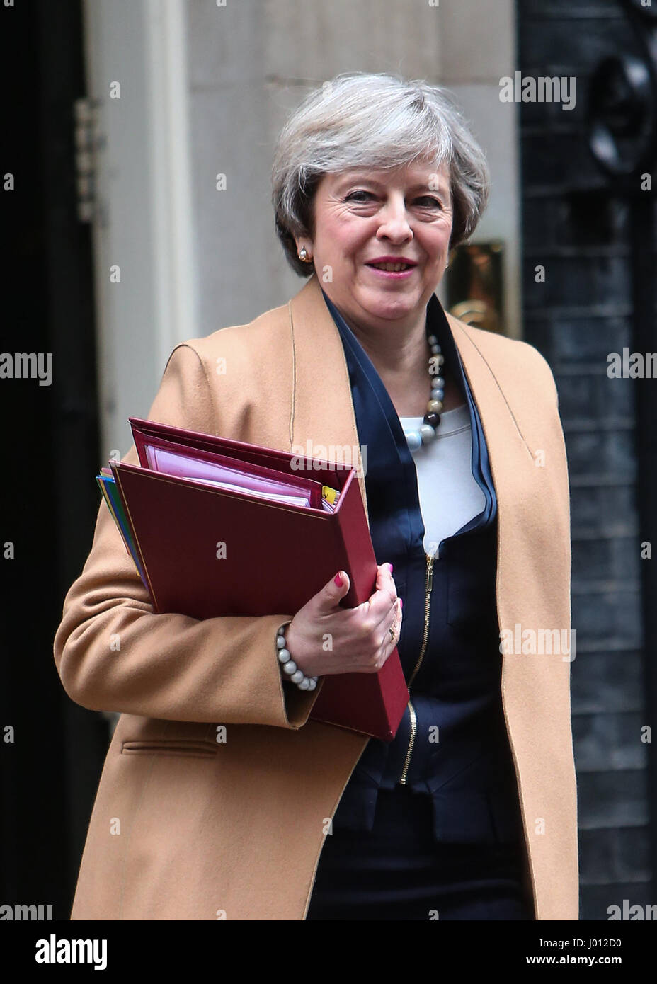 Il primo ministro Theresa Maggio lascia 10 di Downing Street per partecipare PMQ alla House of Commons con: Theresa Maggio MP Dove: Londra, Regno Unito quando: 08 Mar 2017 Foto Stock