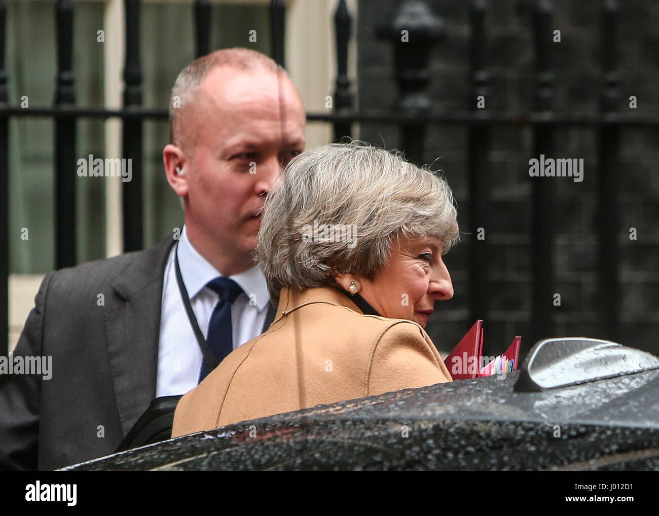 Il primo ministro Theresa Maggio lascia 10 di Downing Street per partecipare PMQ alla House of Commons con: Theresa Maggio MP Dove: Londra, Regno Unito quando: 08 Mar 2017 Foto Stock