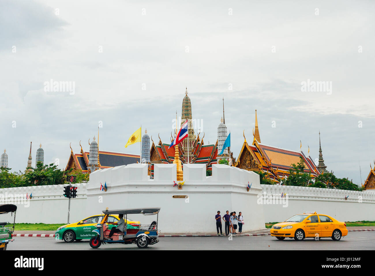 Bangkok, Tailandia - 11 Settembre 2016: pedoni attendere la luce verde sulla strada prima di Grand Palace in settembre 11, 2016 a Bangkok, Tailandia Foto Stock