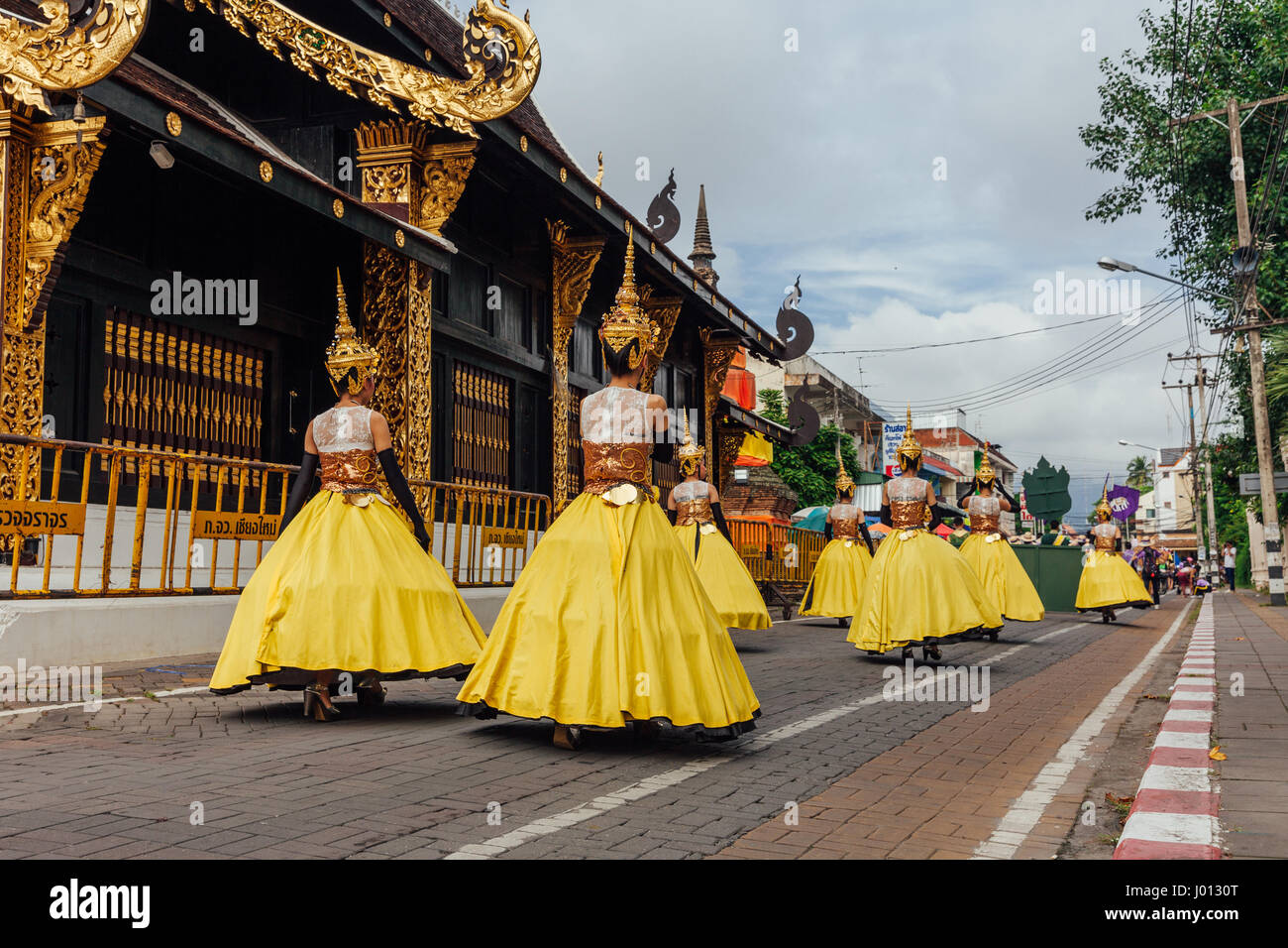 Chiang Mai, Thailandia - Agosto 24, 2016: giovani ragazze in costumi del festival parade vicino al tempio antico il 24 agosto 2016 a Chiang Mai, Thailandia. Foto Stock