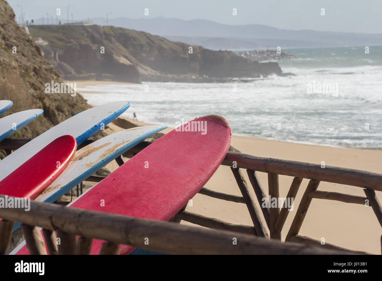 Tavole da surf in spiaggia Foto Stock