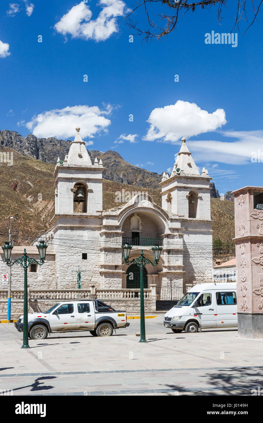Chiesa con due torri gemelle a nella piazza della città Chivay, Colca Valley, capitale della provincia di Caylloma, regione di Arequipa, Perù contro montagne aride Foto Stock