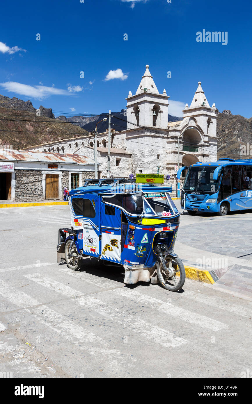 Locali di trasporto mototaxi nella piazza della città e dalla chiesa di Chivay, una cittadina nella valle di Colca, capitale della provincia di Caylloma, regione di Arequipa, Perù Foto Stock