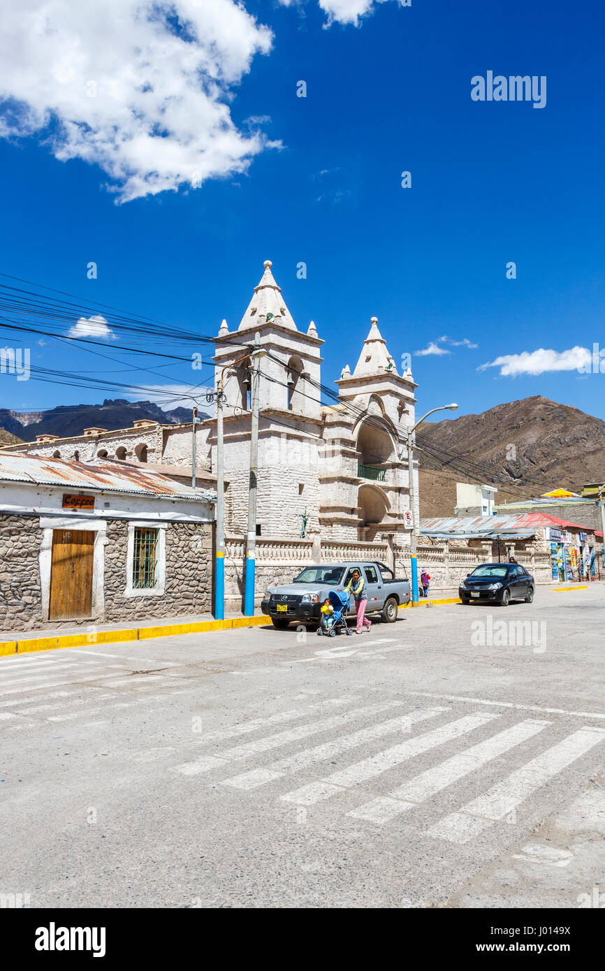 Chiesa con due torri gemelle in piazza della città di Chivay, Colca Valley, capitale della provincia di Caylloma, regione di Arequipa, Perù contro montagne aride Foto Stock