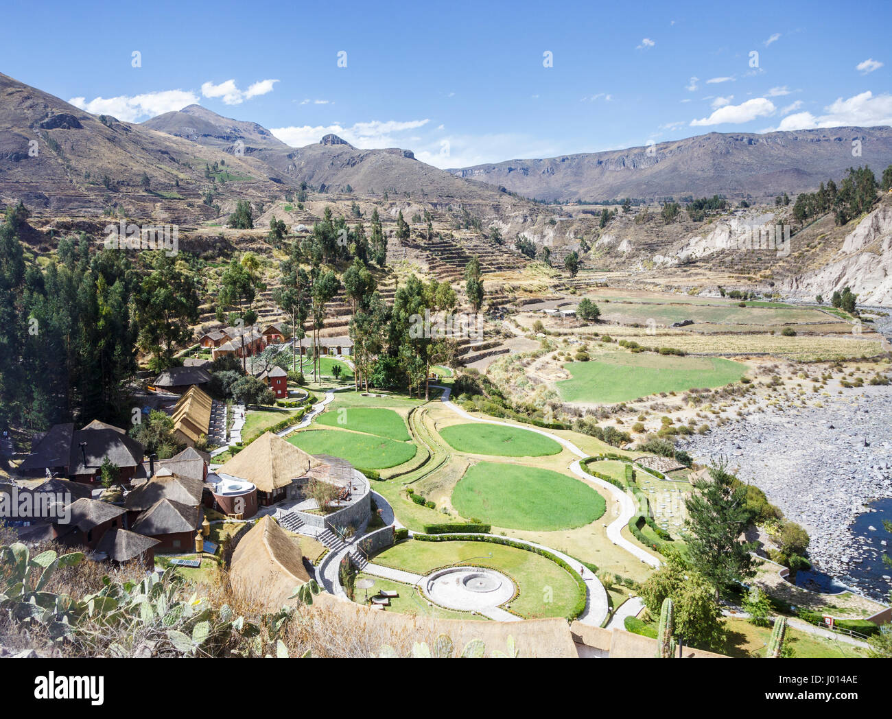 Il Colca Lodge Spa & Hot Springs Hotel vicino al Rio Colca con pre-Inca e terrazzamenti Inca nel canyon di Colca, Yanque, regione di Arequipa, Perù Foto Stock