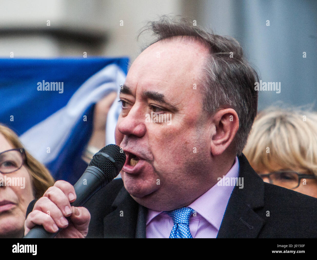 Le donne provenienti da tutto il Regno Unito tenere premuto segno di protesta di fronte al Parlamento lotta pensione di stato cambia. Dotato di: Rt Hon Alex Salmond, SNP MP per Gordon dove: Londra, Regno Unito quando: 08 Mar 2017 Foto Stock