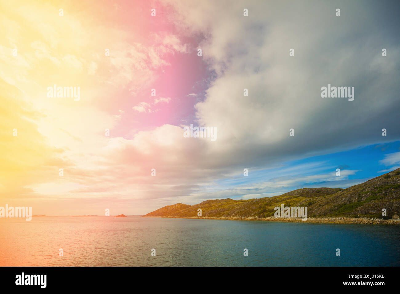 Bella blu seascape con drammatica cielo nuvoloso. Natura selvaggia della Norvegia. Foto Stock