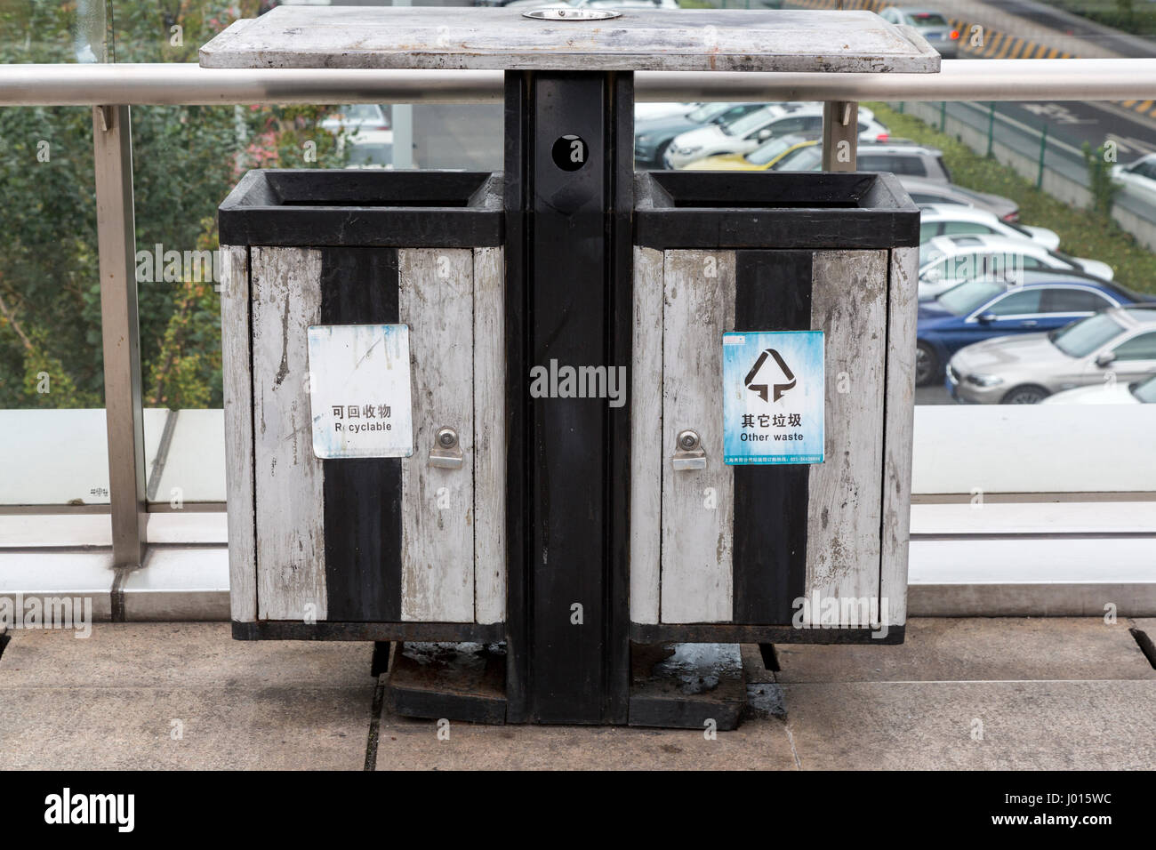 Cina, Shanghai. Cassonetti per il riciclaggio. Foto Stock
