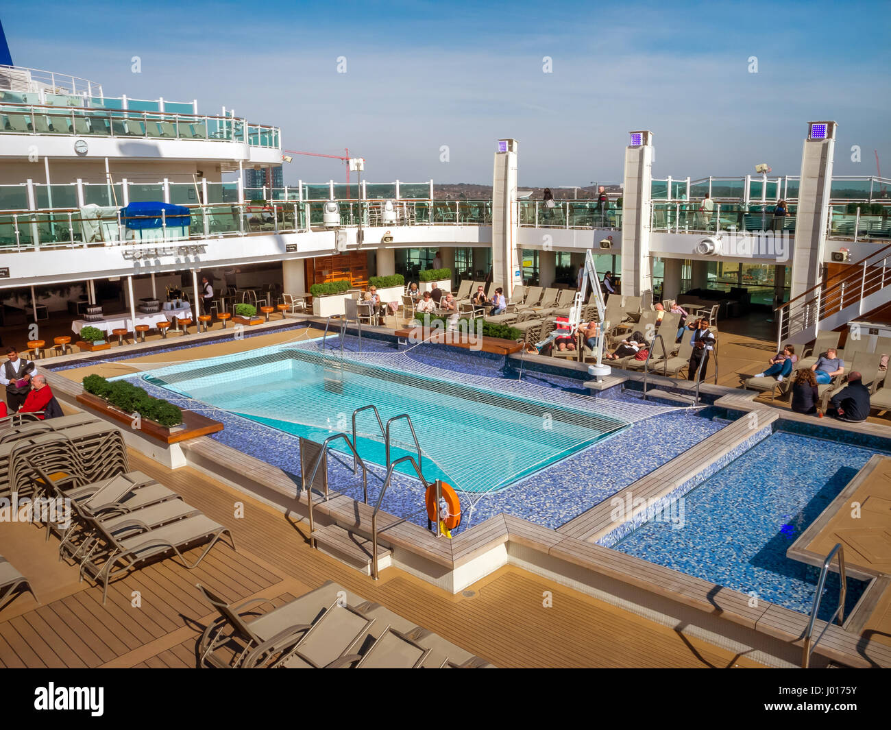 LA CORUNA, Spagna - 27 Marzo 2017: i passeggeri possono usufruire di piscina sul ponte superiore della crociera di lusso BRITANNIA di P & O Cruises Società in La Coruna Foto Stock