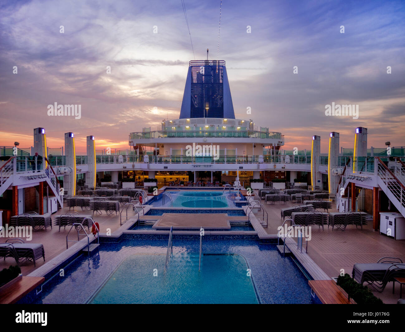 LA CORUNA, Spagna - 27 Marzo 2017: tranquilla piscina sul ponte superiore della crociera di lusso " BRITANNIA' di P & O Cruises Azienda nel porto di La Coruna Foto Stock
