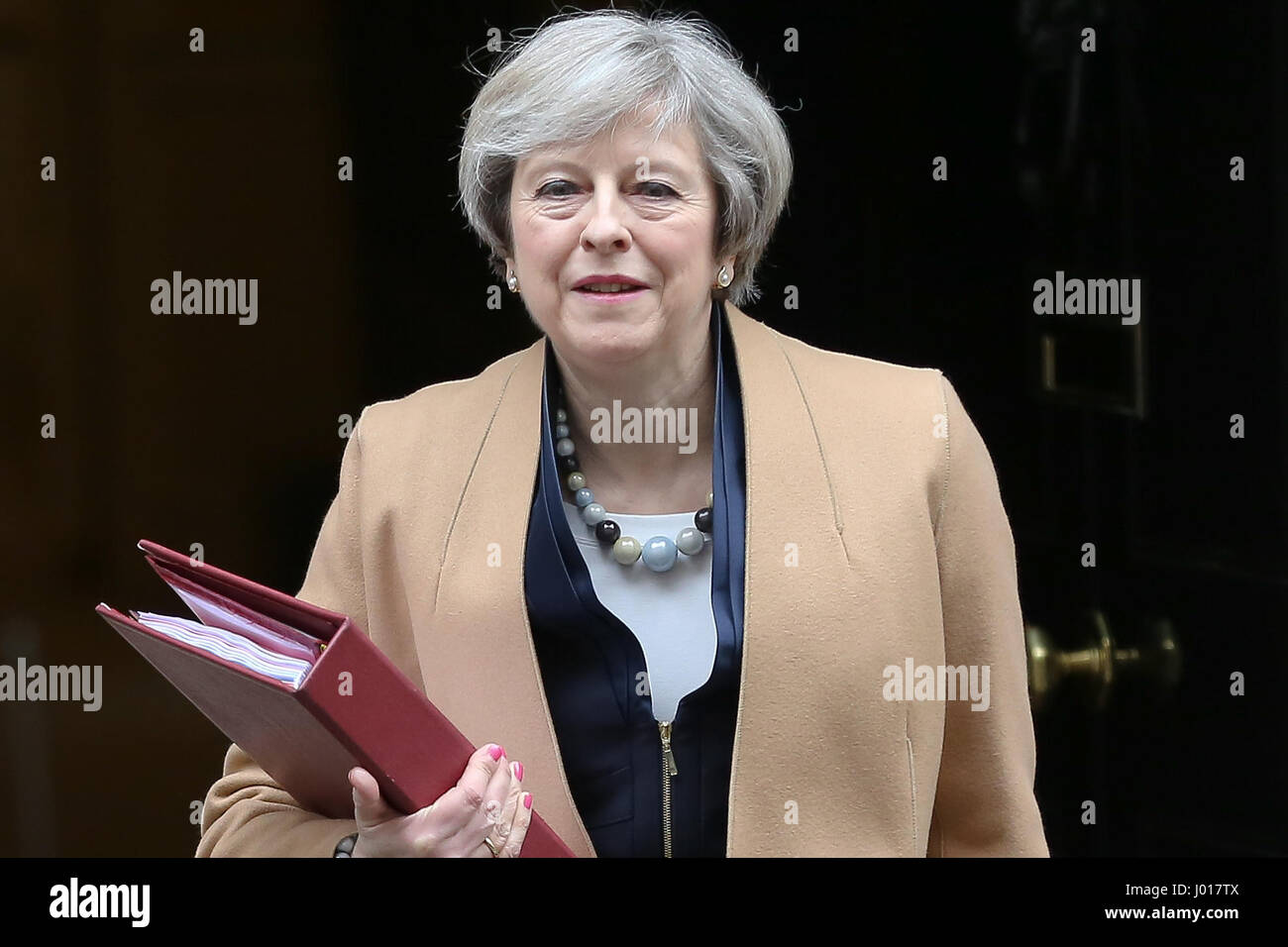 Il primo ministro Theresa Maggio lascia 10 di Downing Street per partecipare PMQ alla House of Commons il giorno di bilancio dotate di: Theresa Maggio MP Dove: Londra, Regno Unito quando: 08 Mar 2017 Foto Stock
