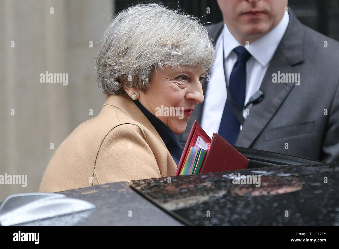 Il primo ministro Theresa Maggio lascia 10 di Downing Street per partecipare PMQ alla House of Commons il giorno di bilancio dotate di: Theresa Maggio MP Dove: Londra, Regno Unito quando: 08 Mar 2017 Foto Stock