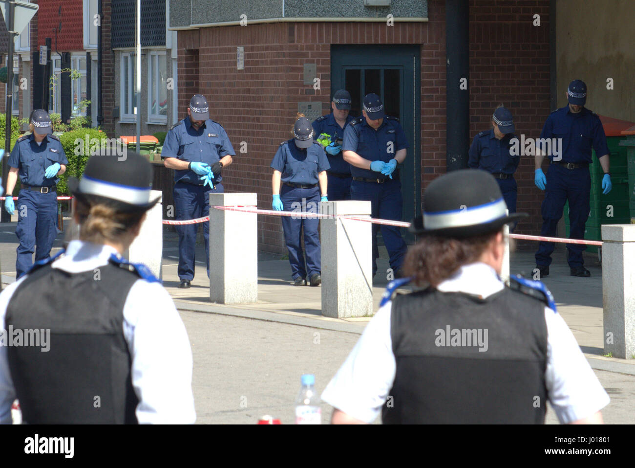 La ricerca di polizia della scena del crimine per prove come parte dell'indagine per omicidio in North Woolwich Londra Foto Stock