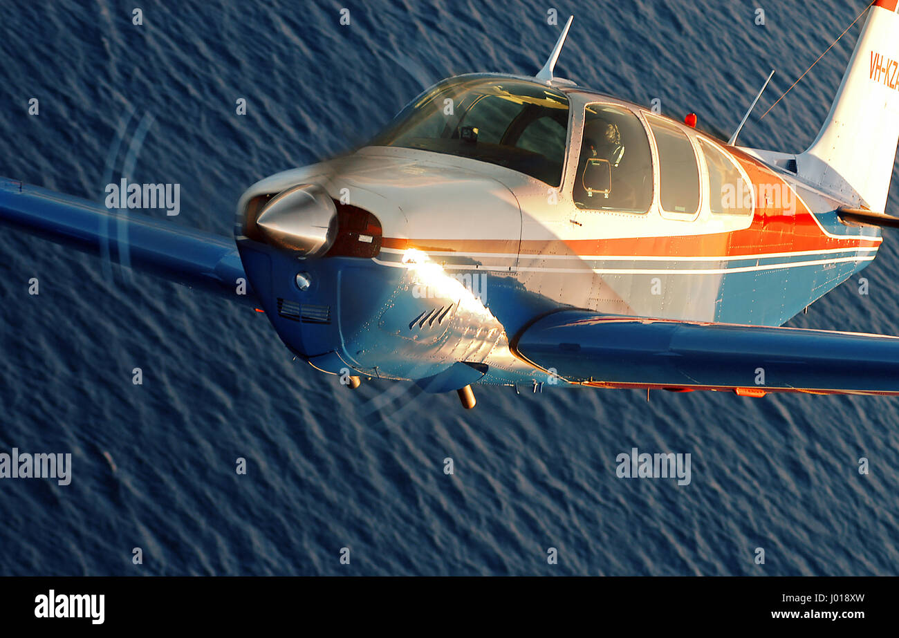 Vista aerea di un Beechcraft Bonanza in volo. Foto Stock