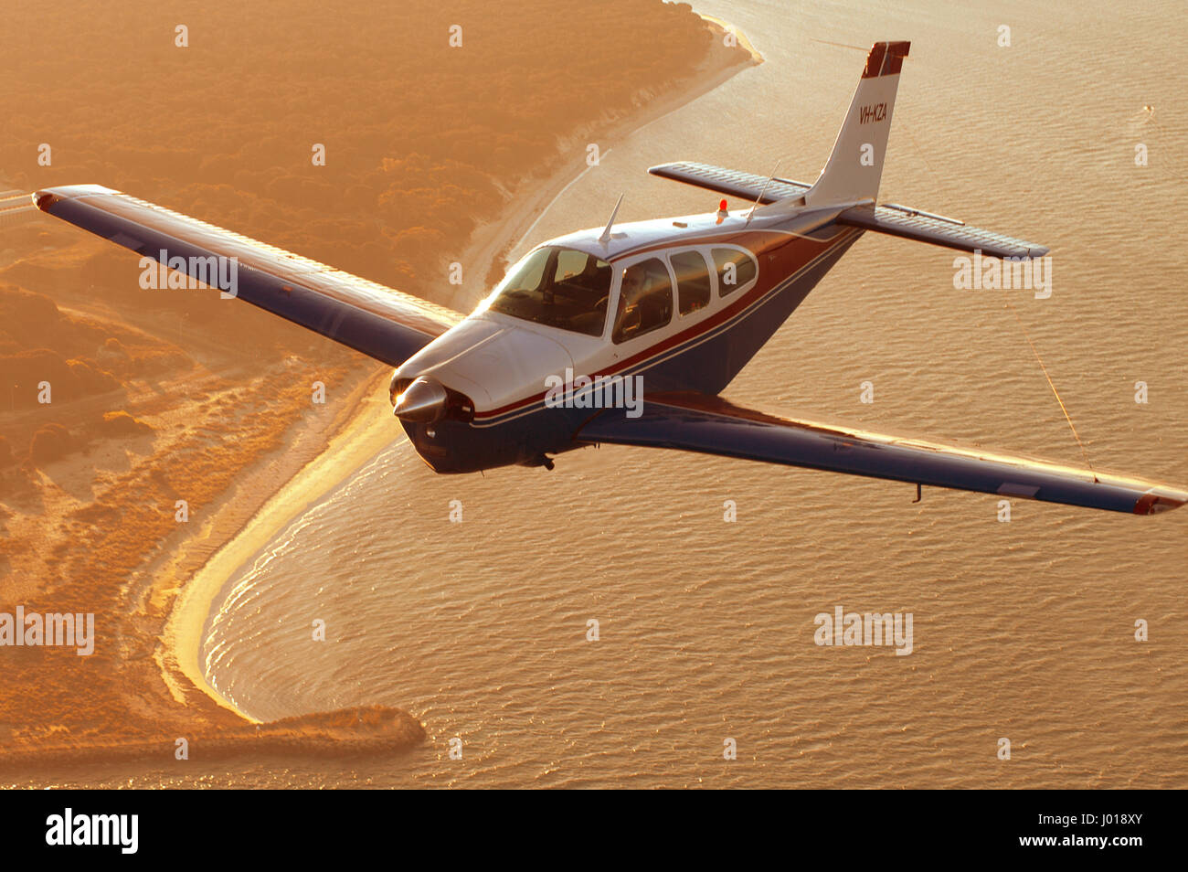 Vista aerea di un Beechcraft Bonanza in volo. Foto Stock