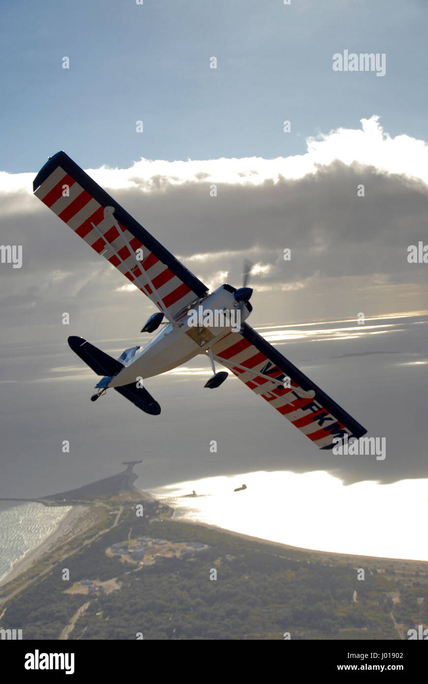 Vedute aeree di Decathlon velivolo acrobatico in volo sopra le nuvole Foto Stock