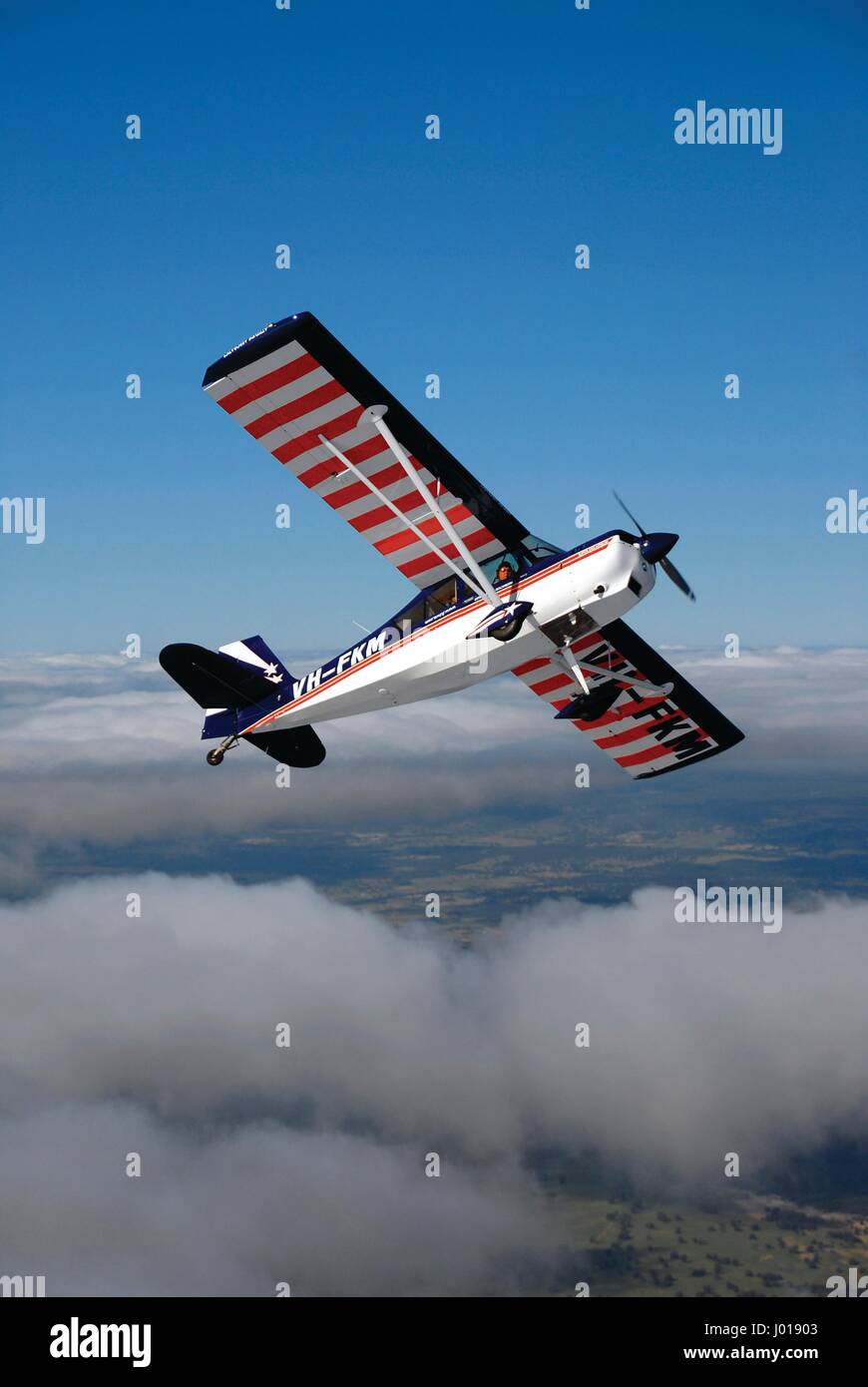 Vedute aeree di Decathlon velivolo acrobatico in volo sopra le nuvole Foto Stock
