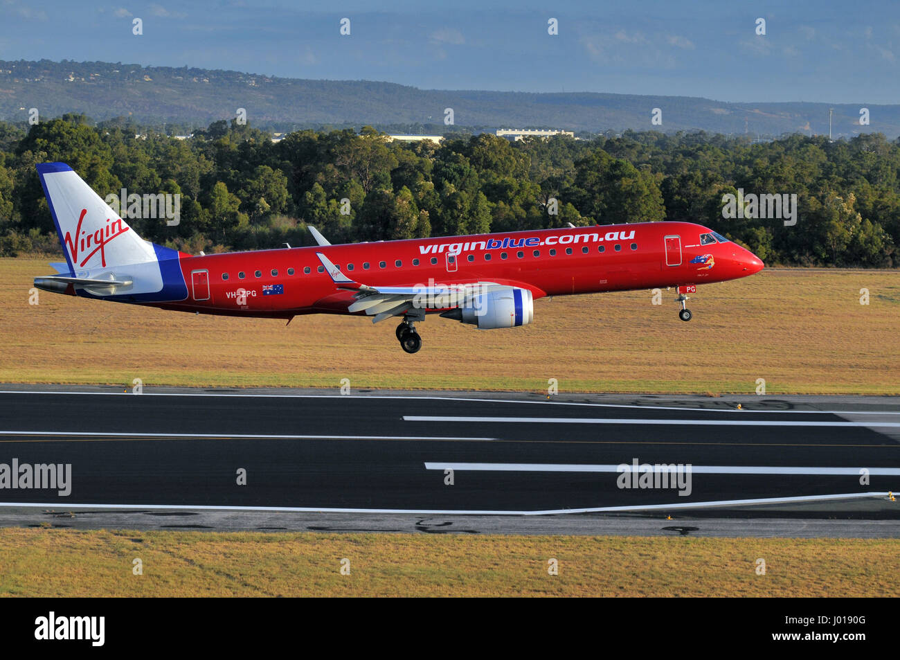 Un Virgin Blue Embraer EM190 atterraggio all'Aeroporto Internazionale di Perth in Australia Occidentale. Foto Stock