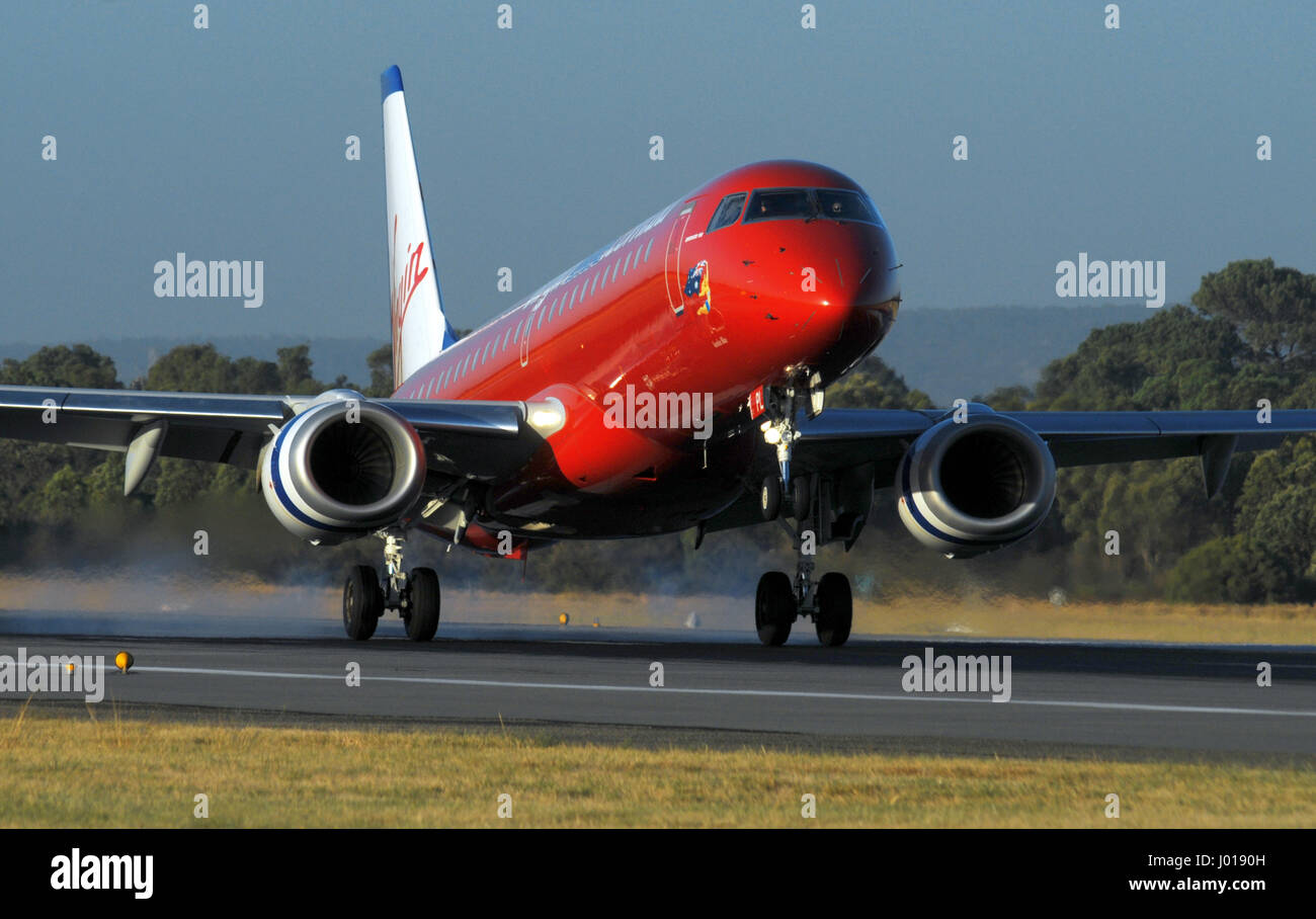 Un Virgin Blue Embraer EM190 atterraggio all'Aeroporto Internazionale di Perth in Australia Occidentale. Foto Stock