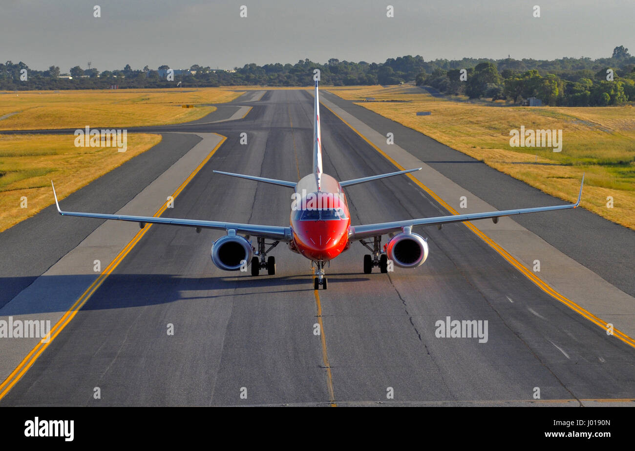 Un Virgin Blue Embraer EM190 rullaggio in all'Aeroporto Internazionale di Perth in Australia Occidentale. Foto Stock