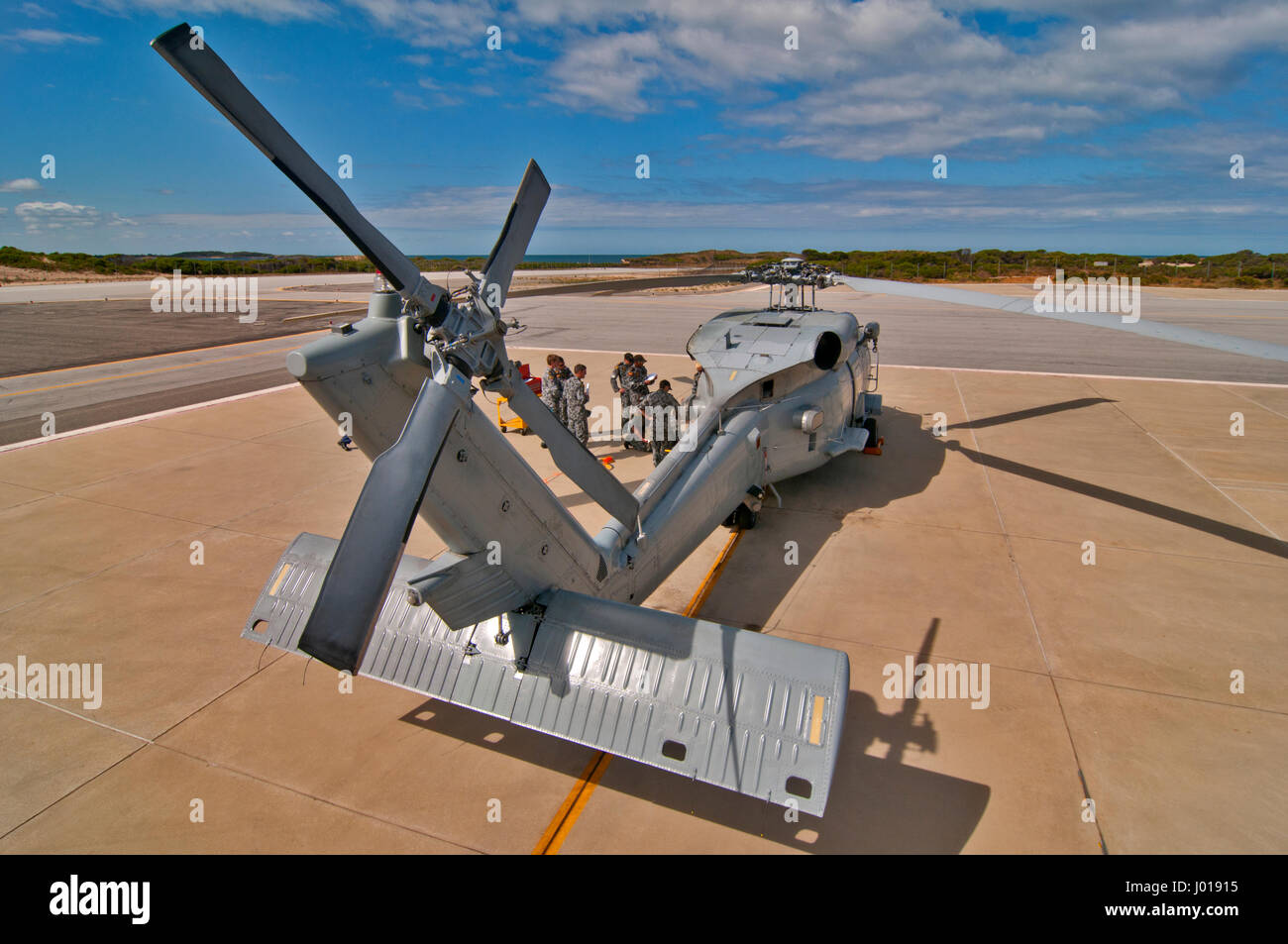 Vista posteriore di un Royal Australian Navy Sikorsky S70B Seahawk, prelevato da una posizione elevata al di sopra del rotore di coda. Un Foto Stock