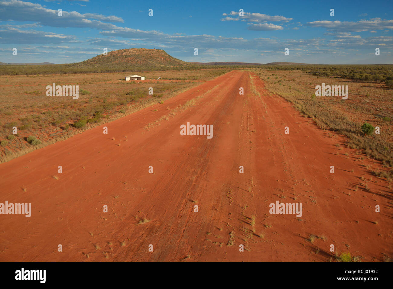 Terra rossa pista di atterraggio per aerei nell'outback dei territori del Nord Australia. Foto Stock