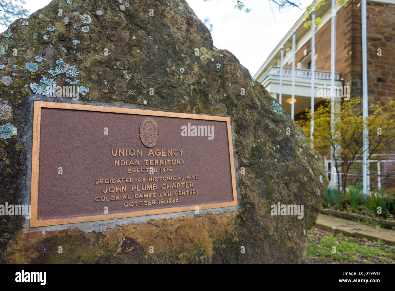 Marcatore rock che commemora l'edificio originale dell'Agenzia Indiana dell'Unione presso il museo delle cinque tribù civili a Muskogee, Oklahoma. (USA) Foto Stock
