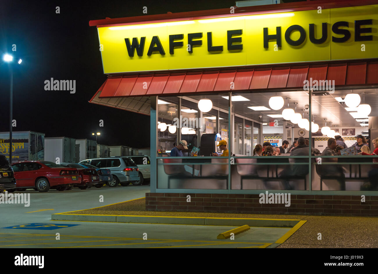 Affollata Waffle House Restaurant lungo I-22 in Jasper, Alabama, Stati Uniti d'America. Foto Stock