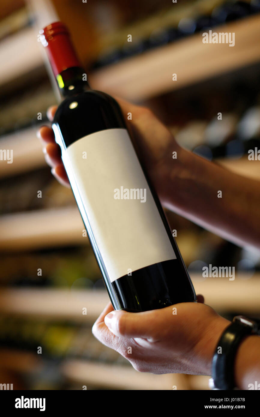 Etichetta libera per essere in grado di scrivere la propria personale,mani tenendo una bottiglia di vino, enoteca, Carlsbad, Repubblica Ceca Foto Stock