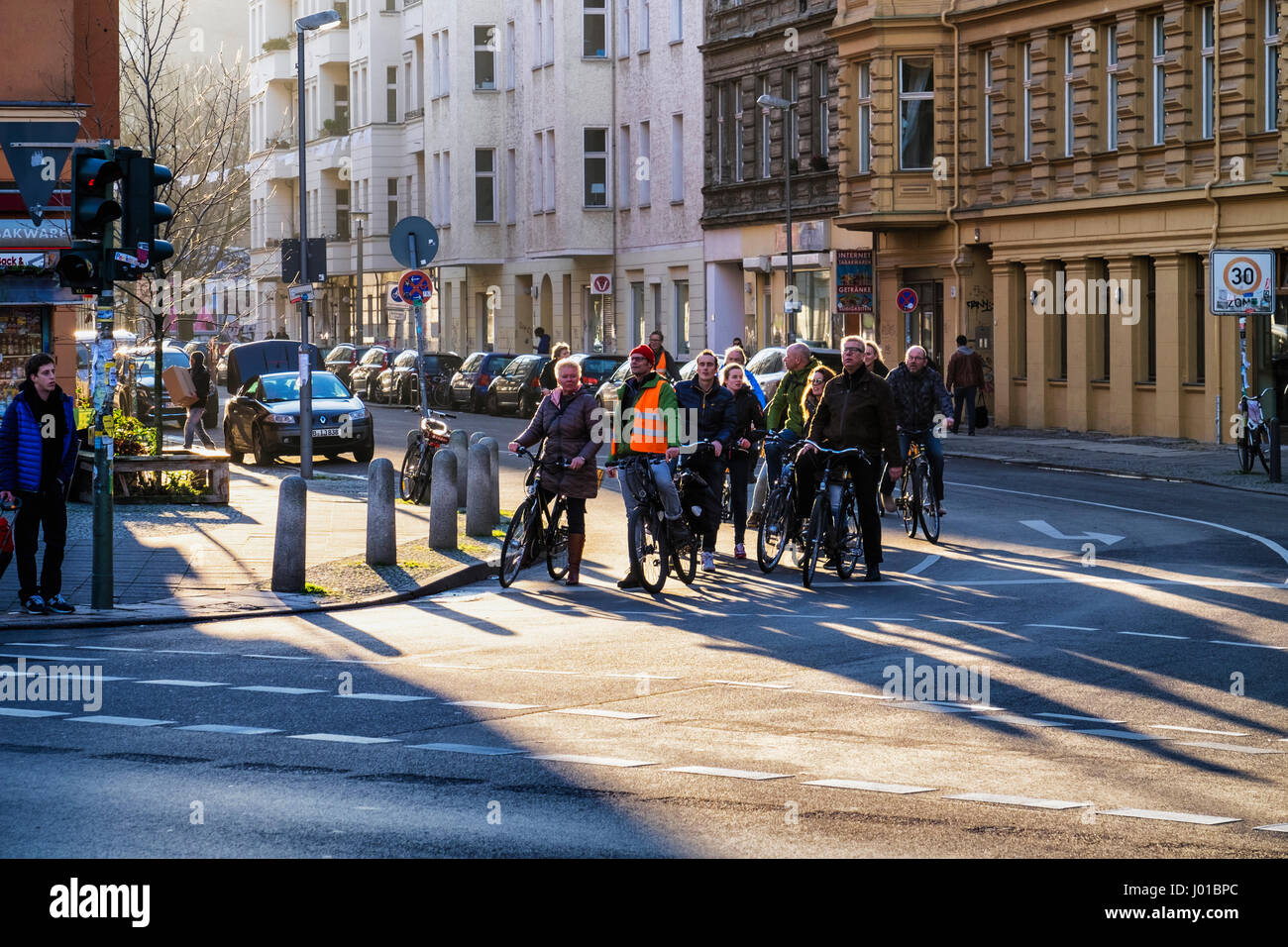 Berlino, Mitte. Un gruppo di persone di mezza età i turisti sulle biciclette per esplorare la città in bicicletta.i ciclisti tour in bicicletta. Foto Stock