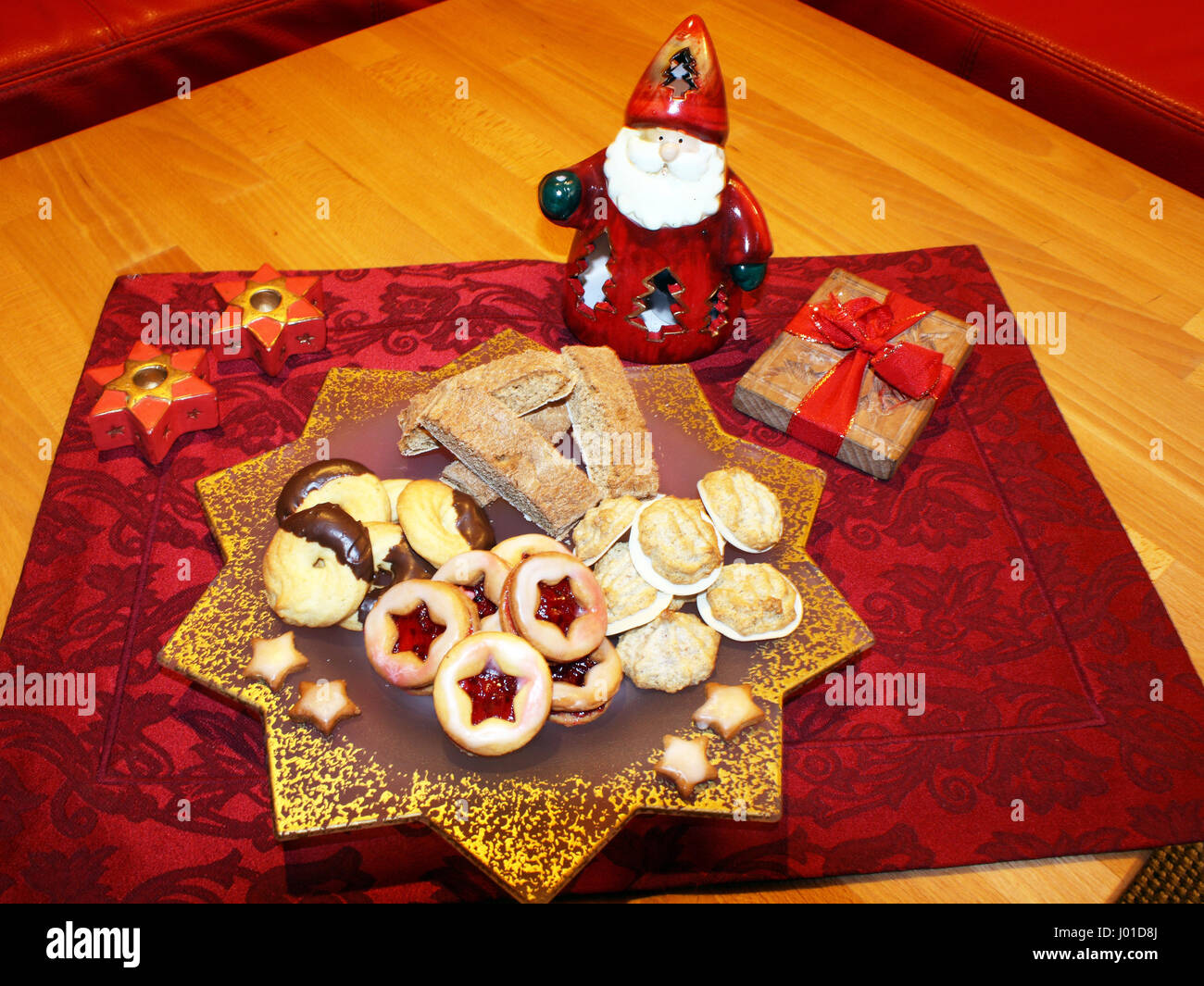 Plätzchenteller, Kekse zu Weihnachten Hildabrötchen, Makronen, Lebkuchen, Spritzgebäck Foto Stock
