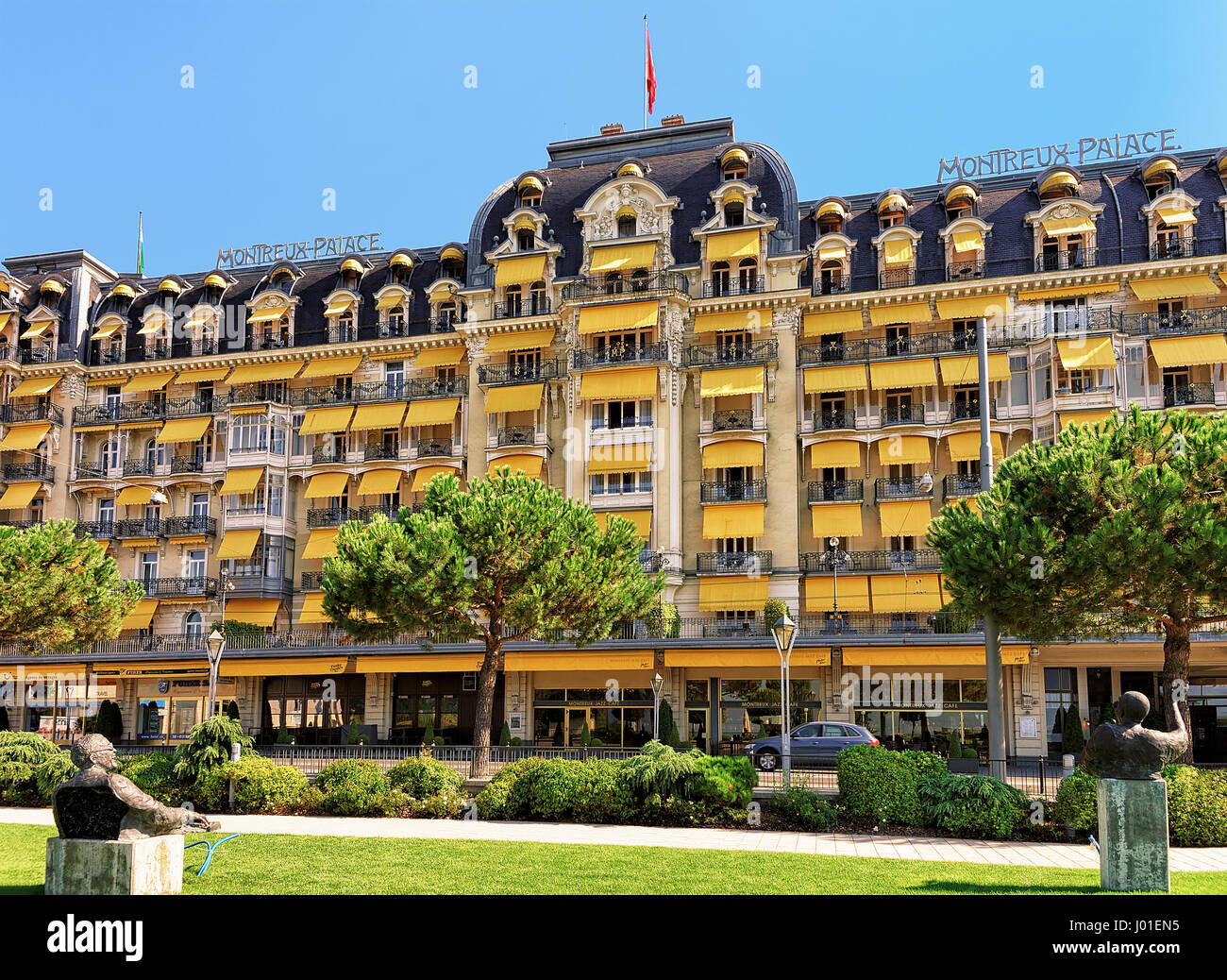 Montreux, Svizzera - 27 agosto 2016: Giardino e hotel di lusso sul lago di Ginevra Riviera a Montreux, canton Vaud, Svizzera Foto Stock