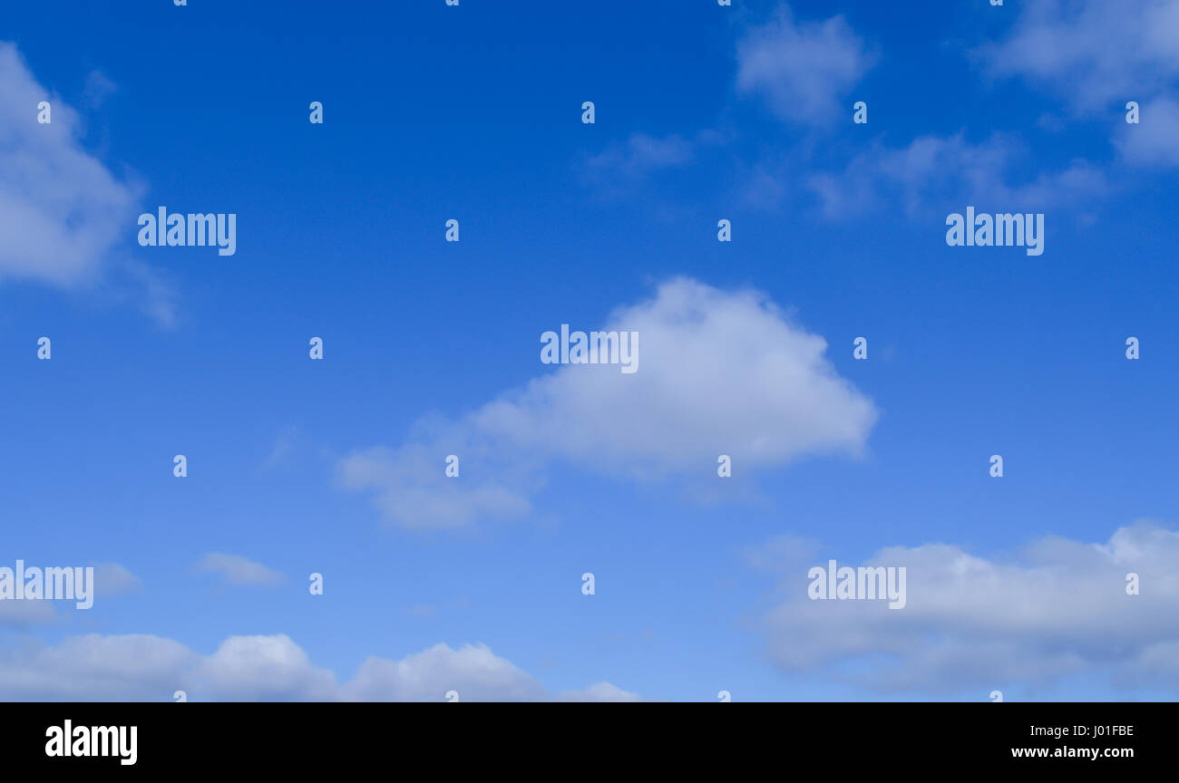 Nuvole bianche sul cielo blu sfondo nella giornata di sole Foto Stock