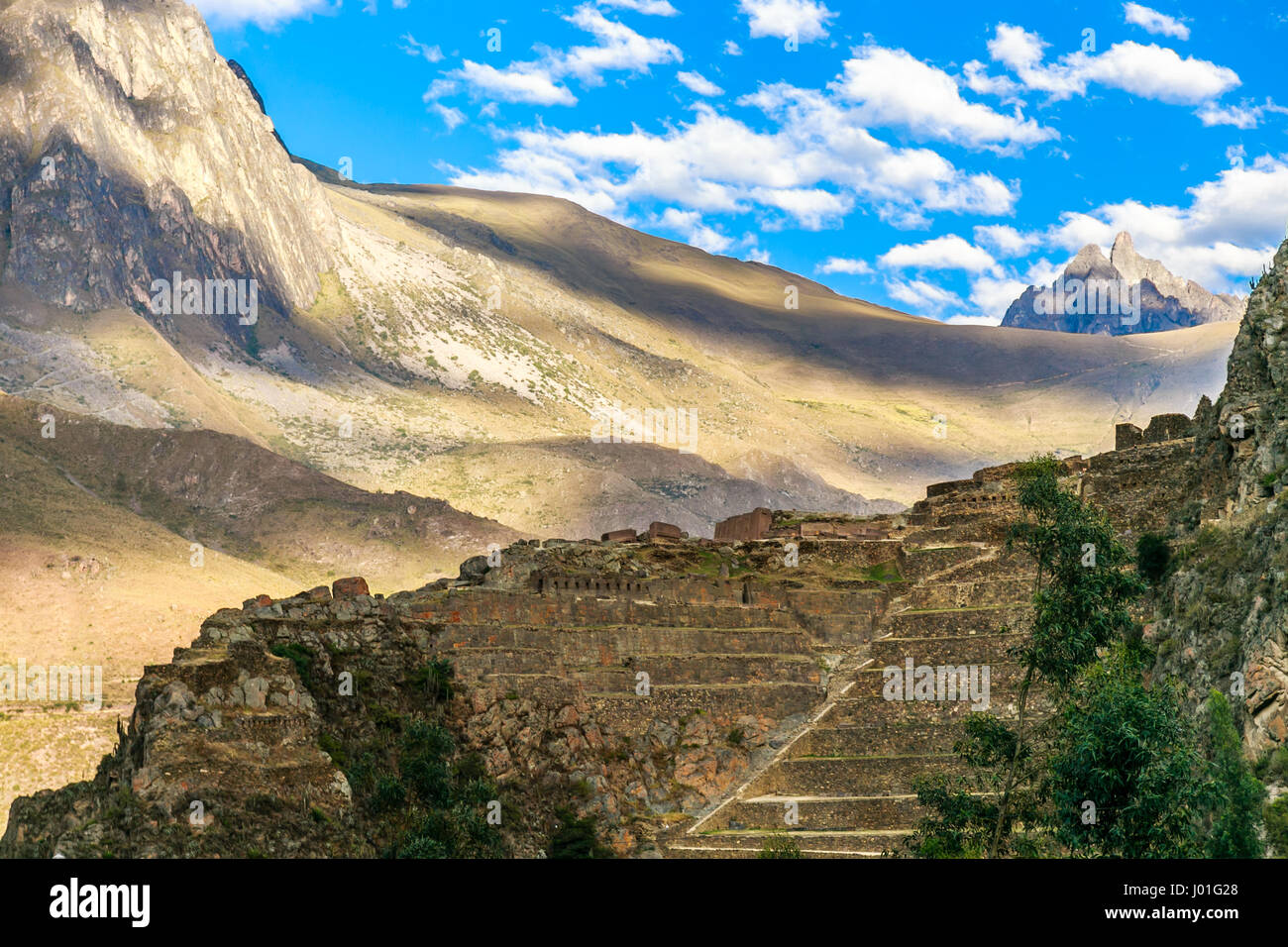 Terrazze di Pumatallis, antica fortezza Inca e montagne, la Valle Sacra, Ollantaytambo, Perù Foto Stock