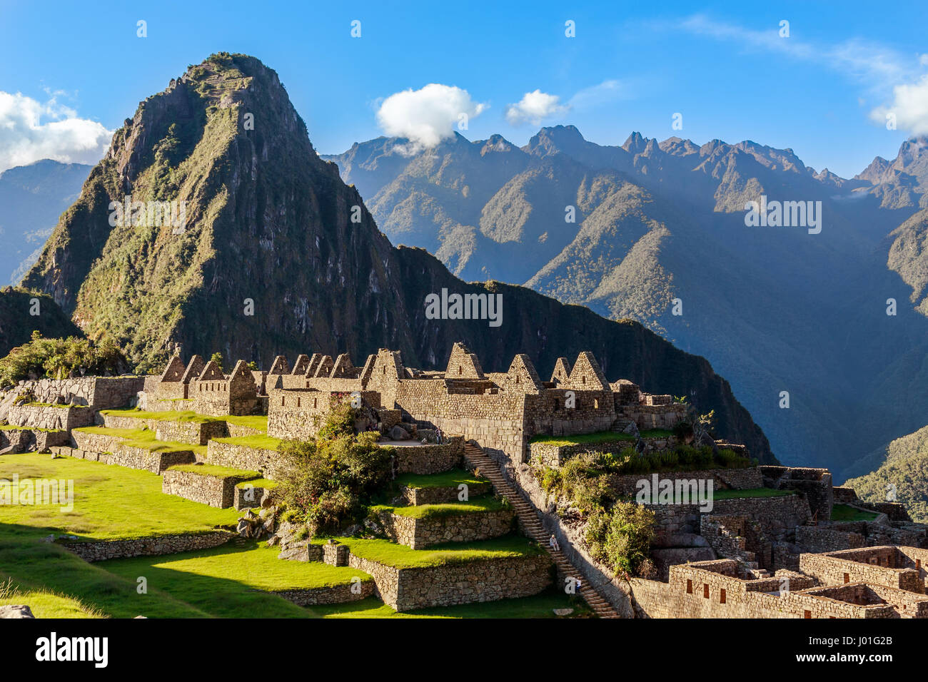 Vista dalla cima di vecchie rovine Inca e Wayna Picchu, Machu Picchu, Urubamba provnce, Perù Foto Stock