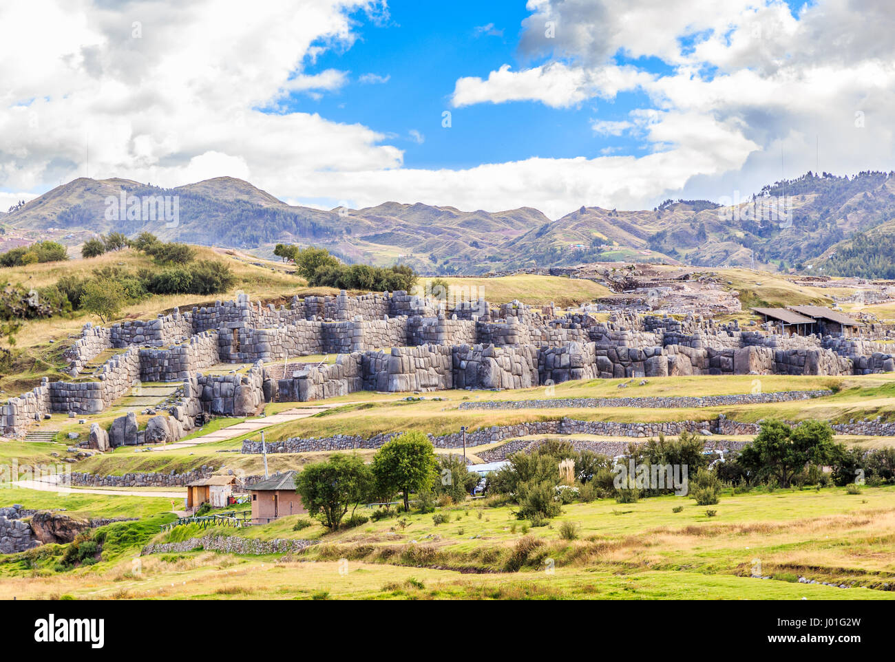 Rovine della fortezza Inkan Saksaywaman con le montagne sullo sfondo, Cuzco, Perù Foto Stock