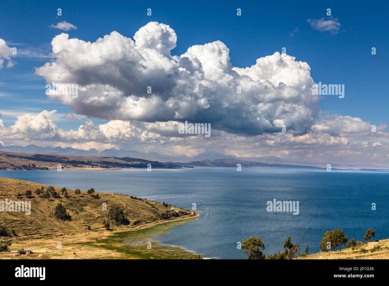 Nuvole sopra il lago Titticaca, Bolivia Foto Stock