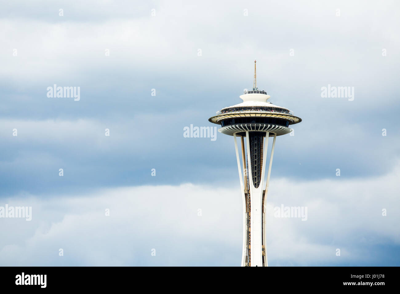 In alto di Seattle Space Needle su Sfondo nuvola Foto Stock