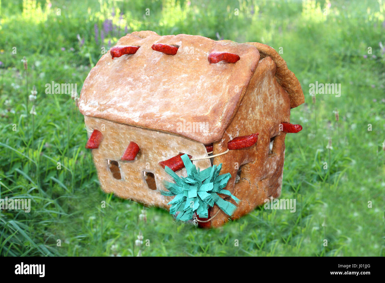 Ein Haus aus Brot gebacken auf einer Wiese Foto Stock
