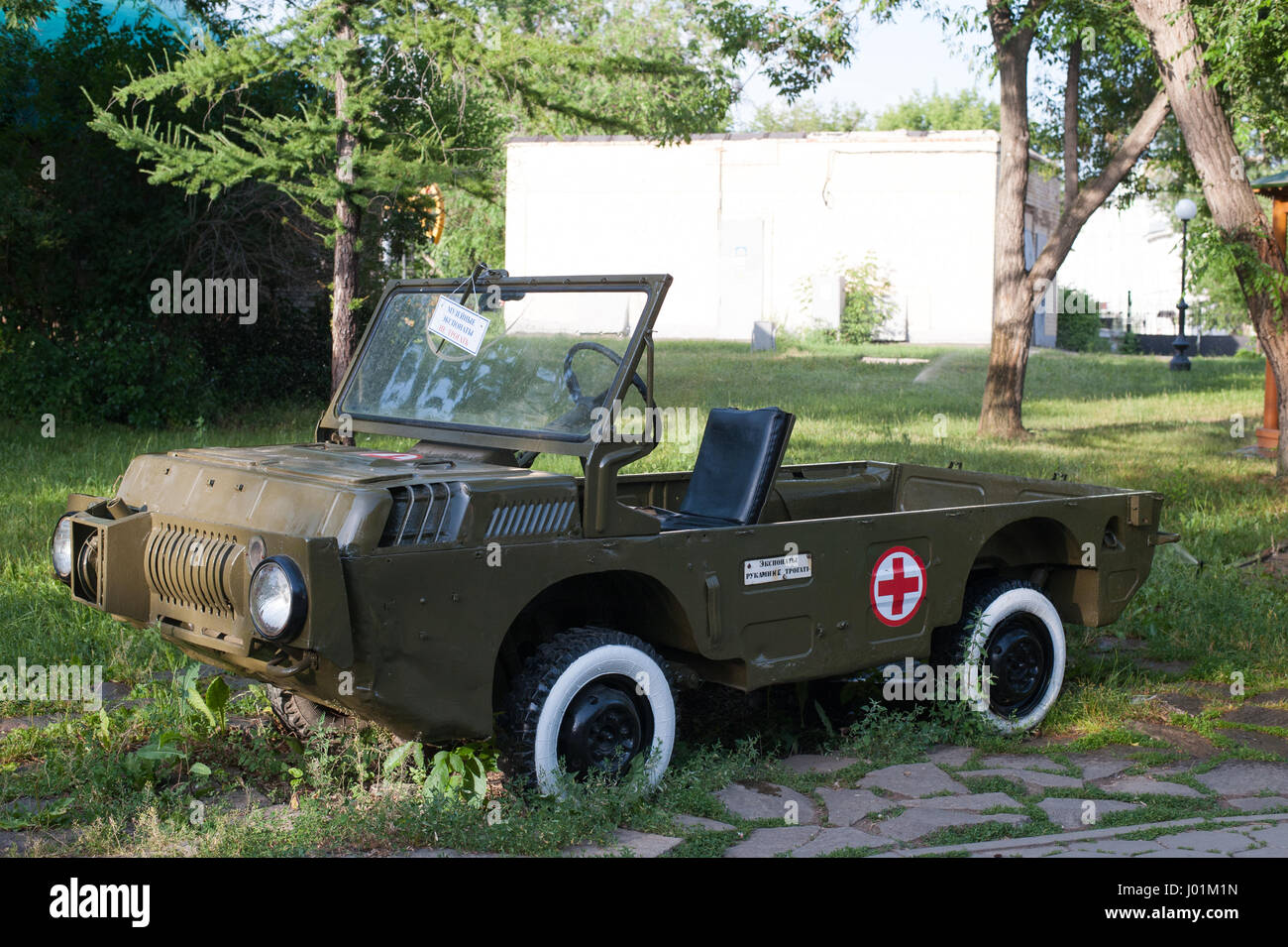 Orenburg, Russia-June 23,2016, veicolo anfibio LuAZ-967 in campo militare versione ambulanza in complesso memoriale "Salute, Pobeda!" open-air museum loc Foto Stock