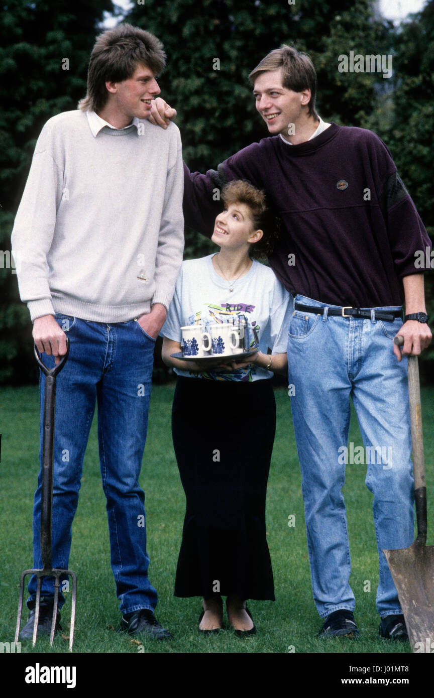 Venti anni di gemelli Andrea e Tim scafo da Louisville, denominato la Gran Bretagna più alti gemelli da Guinness dei record nel 1989. Andrew è 6ft 9a e suo fratello 6ft 10a. Foto Stock