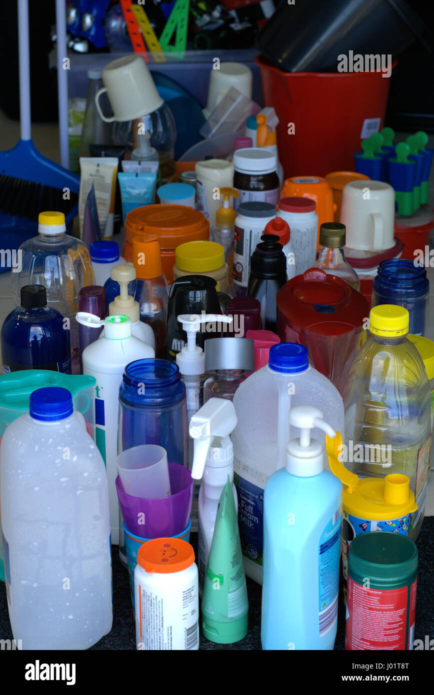 Bottiglie in plastica Rifiuti in case. Diverse le bottiglie di plastica in casa. Raccolta di materiale plastico. Un assortimento di bottiglie di plastica. I contenitori in plastica. Foto Stock