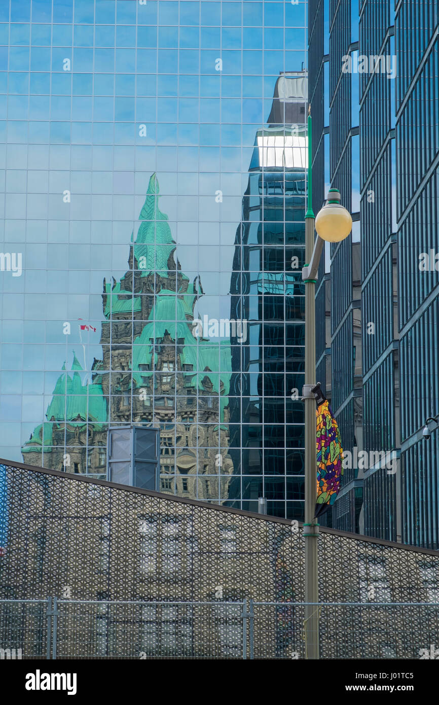 Un mosaico immagine costituita da strutture e costruzione di riflessioni, compresa la Confederazione edificio nel centro cittadino di Ottawa, Canada Foto Stock