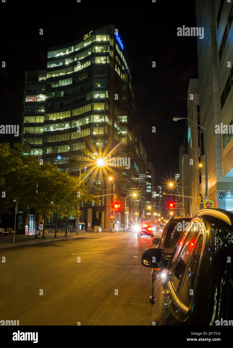 Vista serale del World Exchange Plaza, guardando verso il basso di Queen Street, di Ottawa in Canada Foto Stock